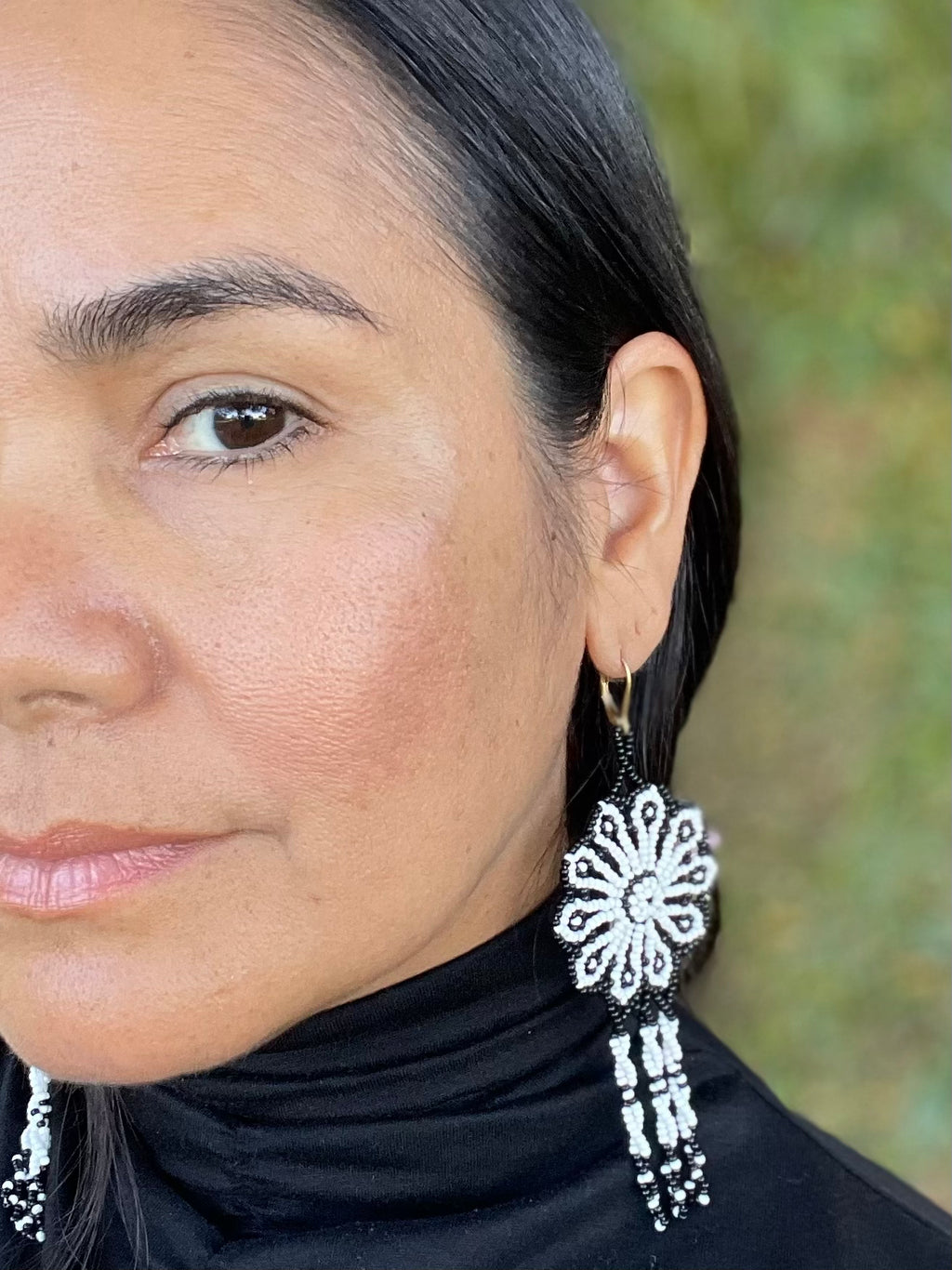 Margaritas - Blanco y Negro Huichol Flower Beadwork Earrings