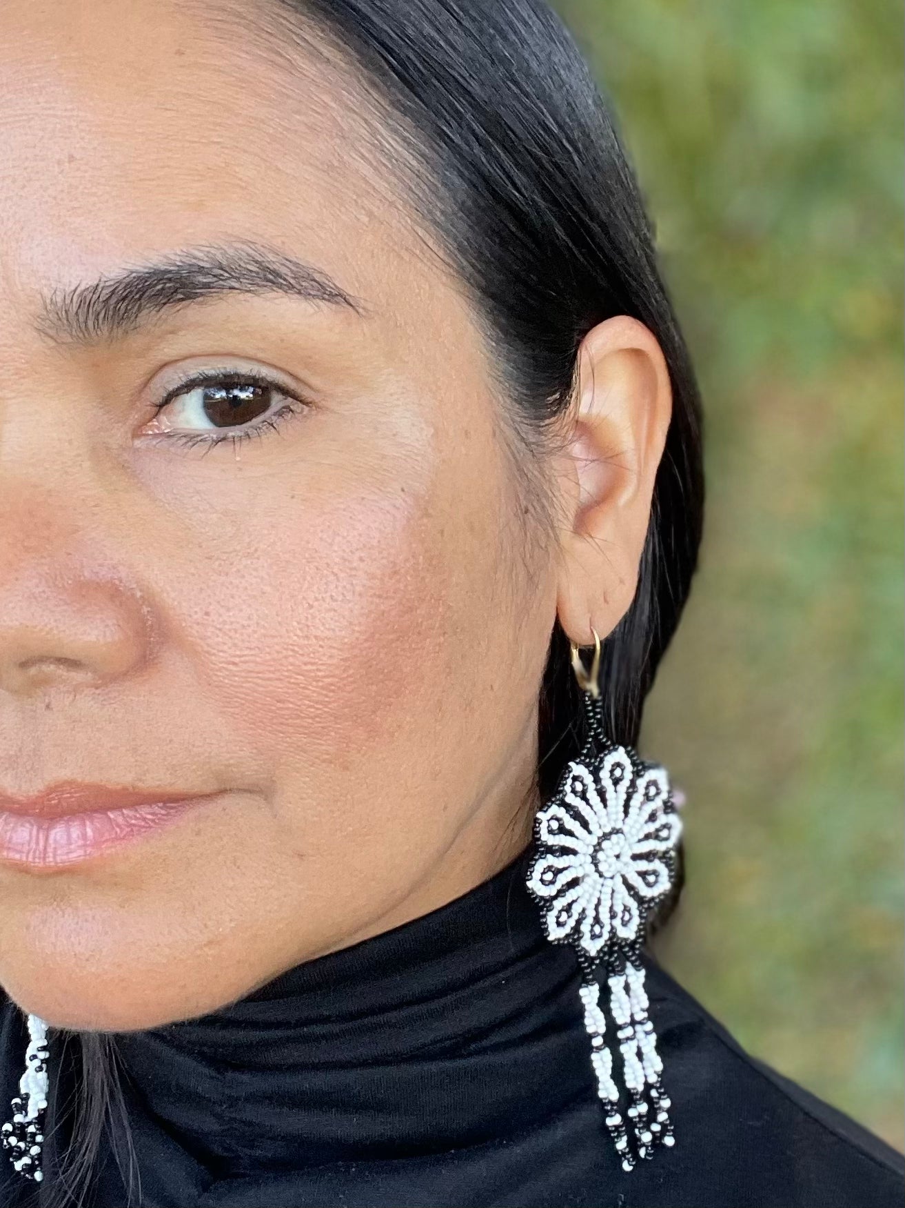 Margaritas - Blanco y Negro Huichol Flower Beadwork Earrings