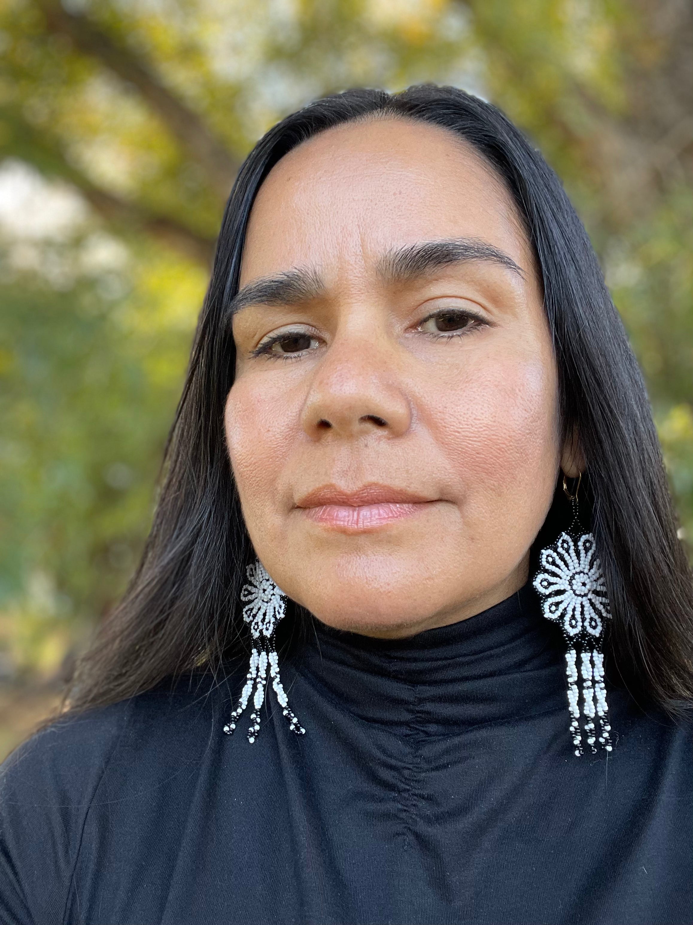 Margaritas - Blanco y Negro Huichol Flower Beadwork Earrings