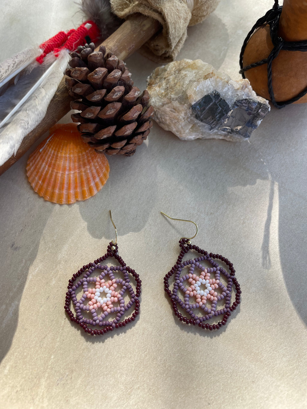 Flor Atrapasueños Estelar - Purple Huichol Flower Beadwork Earrings