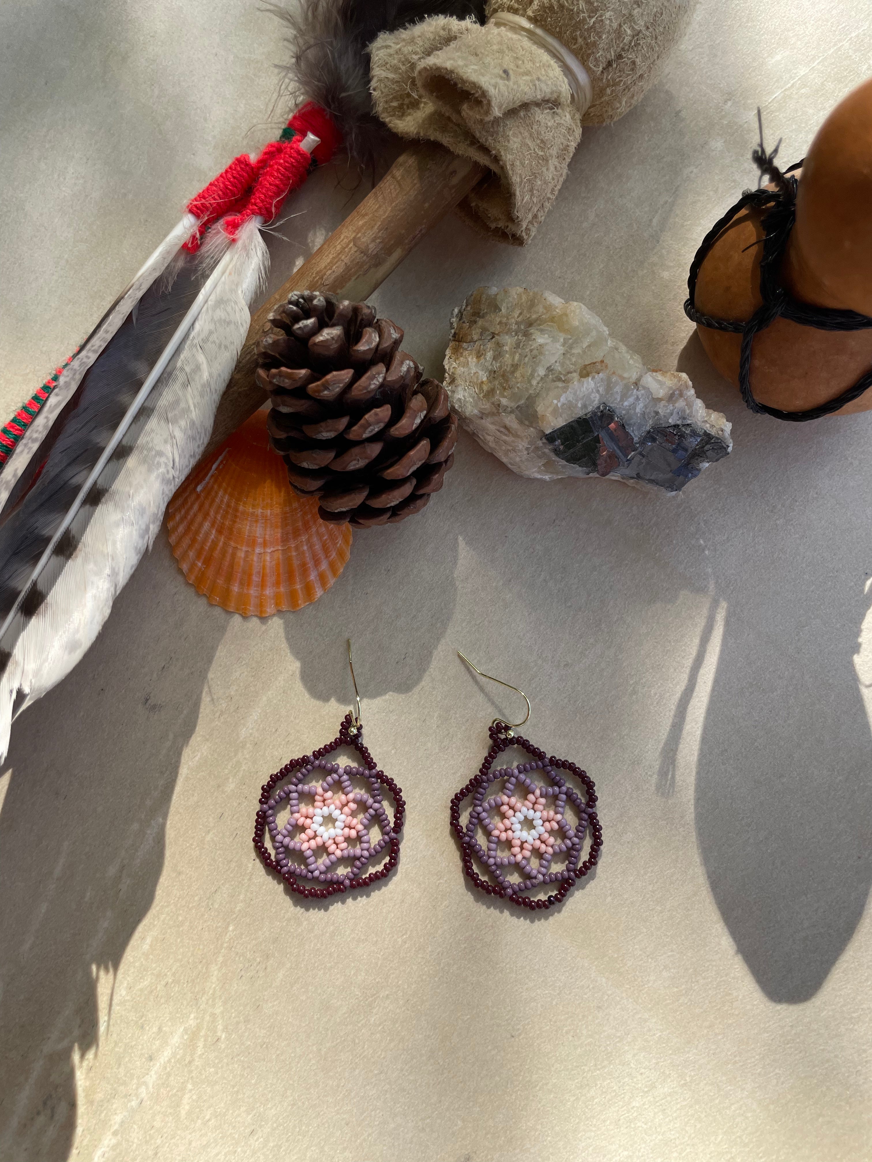 Flor Atrapasueños Estelar - Purple Huichol Flower Beadwork Earrings